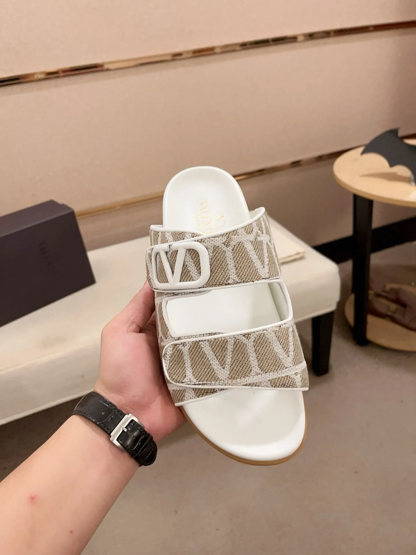 Men's shoes💰: 440💰[Valentino] New men's boutique slippers, counter quality, classic plaid, the actual workmanship is quite complex🔰The uppers are made of imported fabrics➕🐑Sheepskin lining, which tests the craftsman's craftsmanship➕original PU outsole. Size: 38-44 (45 can be customized, non-refundable)